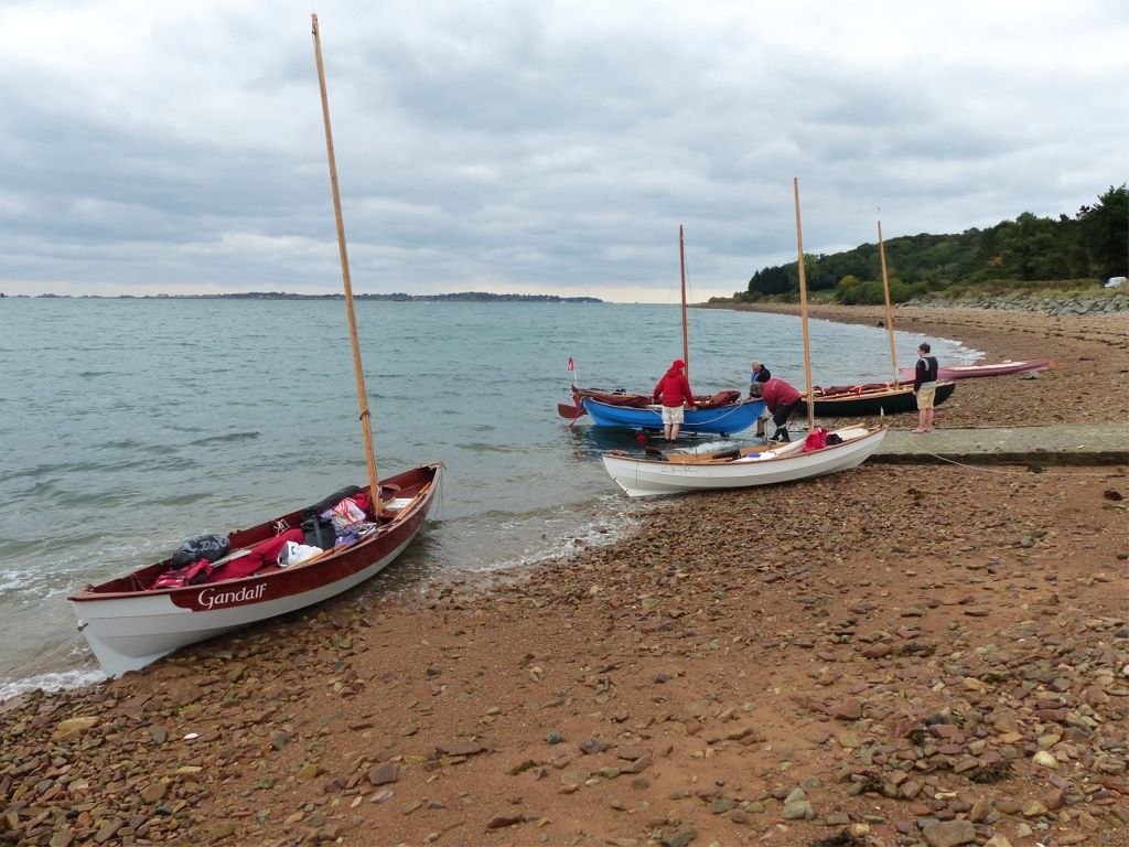 Arrivée à la petite cale de l'anse du Gouern (que l'on prononce Ouern). On voit ici mon Grand Skerry "Gandalf", le Skerry "La Marie Pupuce" de Gérard, le Whilly Boat "Enfin!" d'Hervé, le Skerry Raid "Truk" et l'Expedition Wherry modifié "L'Explorameur" de Didier. Il ne manque plus que nos deux Ilur "Tournepierre" d'Emmanuel et "Bénétin" d'Alban. 