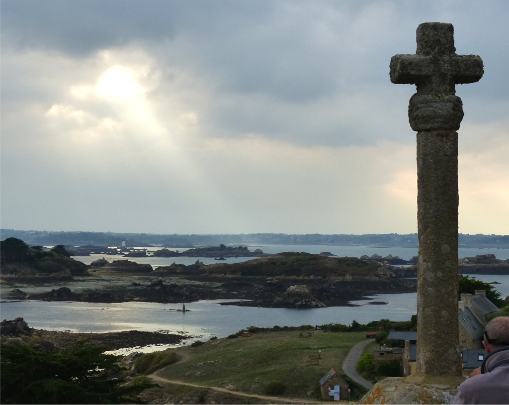 Après une traversée sans histoire, nous mouillons sur ancre dans l'anse de la Corderie, l'un des deux principaux abris de l'île (l'autre étant la Chambre) et terminons la journée par une balade à pied dont le terme est la chapelle St-Michel, qui offre cette vue magnifique vers l'ouest. 