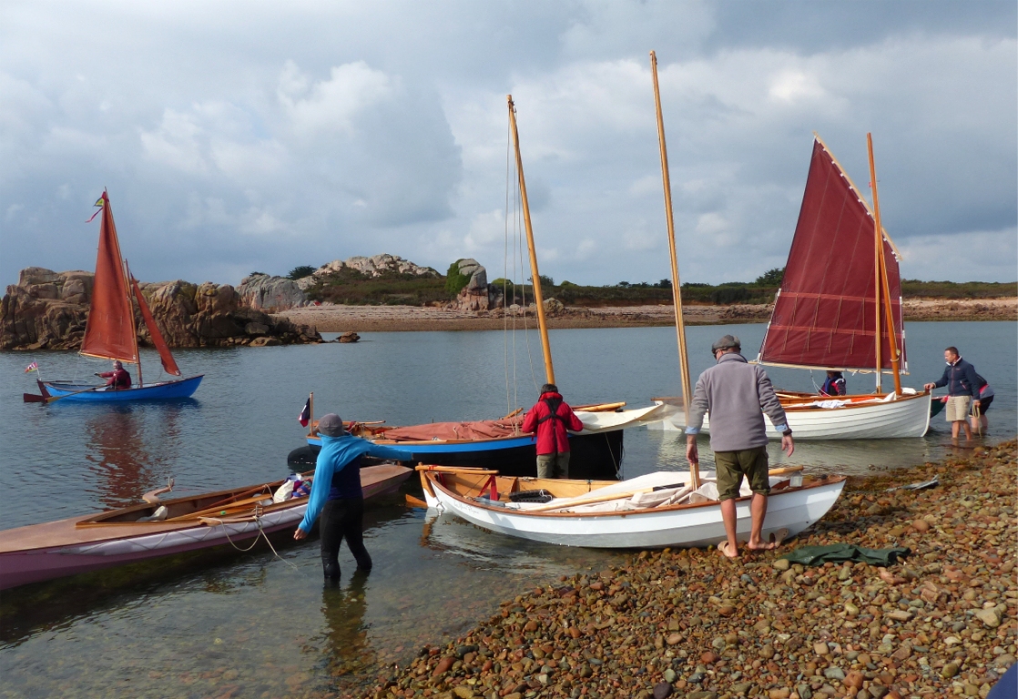 On s'organise pour éviter d'échouer les bateaux les plus lourds car la marée baisse. 