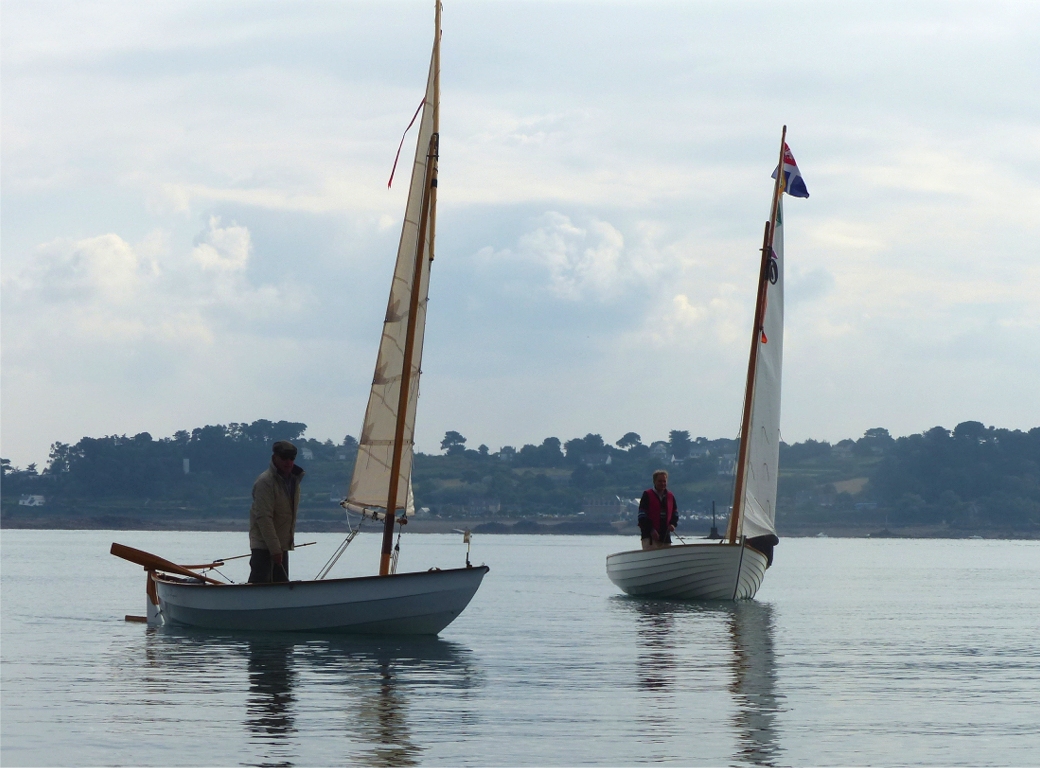 Chacun recherche le moindre souffle de brise, mais heureusement, le courant de jusant nous est favorable sur tout le dernier tiers du tour de l'île. 