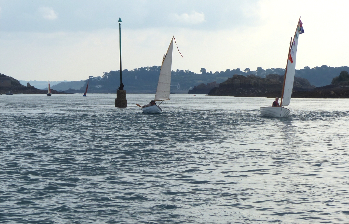 Passage au pied de la balise de Men Ar Goulh, face au moulin de marée du Birlot. 