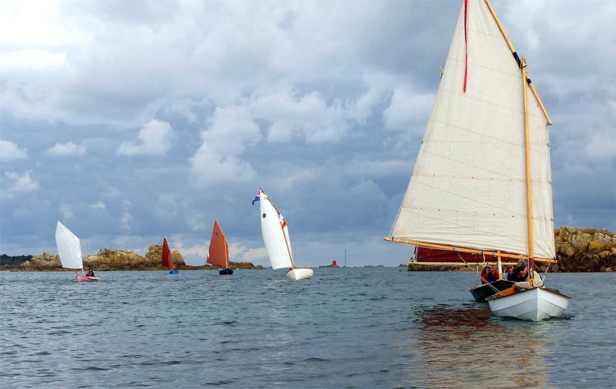 La flottille embouque le chenal du Kerpont. 