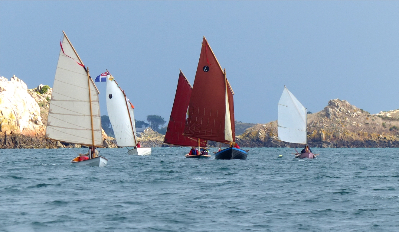 La flottille traverse le Ferlas pour rejoindre l'anse du Gouern, avec en arrière-plan le Bouc et la Chèvre. 