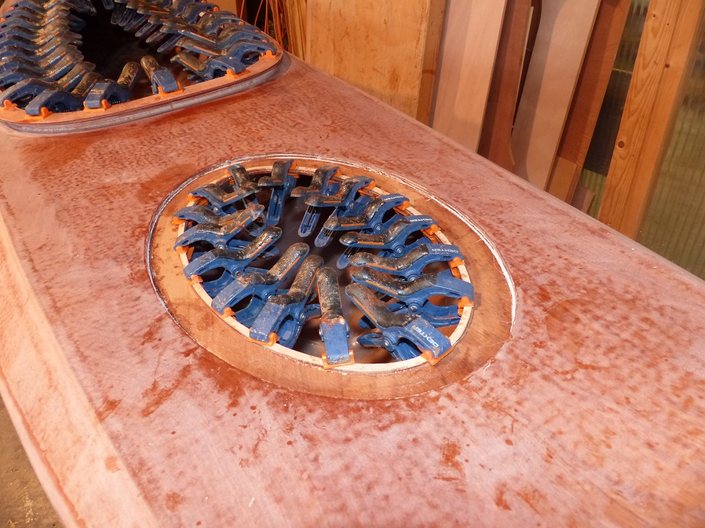 J'avais aussi coll&eacute; le rebord de l'ouverture de la trappe arri&egrave;re, qui renforce le bord int&eacute;rieur du "seuil de trappe". Un joint en mousse viendra occuper l'espace entre le rebord et le bord du pont afin d'&eacute;tanch&eacute;ifier cette ouverture par la pression de la trappe qui tiendra par 4 taquets tournants. 