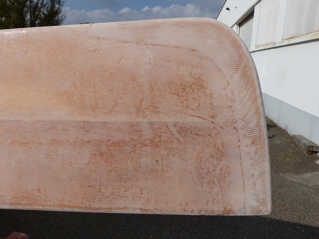 Cette vue de l'&eacute;trave montre la n&eacute;cessit&eacute; du pon&ccedil;age, notamment pour "gommer" la sur&eacute;paisseur du renfort de l'&eacute;trave sur ses bords. On voit que l'on est ici encore loin d'une surface de finition... 