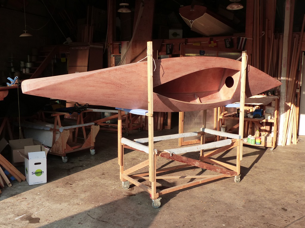 Retour sur le Mill Creek 13, que j'ai juch&eacute; sur le support qui m'avait servi pour faire le joint coque-pont du Wood Duck 12. En effet, je fais maintenant le petit joint-cong&eacute; entre le dessus des cloisons et le pont, afin d'assurer l'&eacute;tanch&eacute;it&eacute; des compartiments avant et arri&egrave;re. 