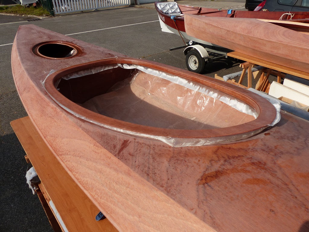 J'ai ensuite stratifi&eacute; le ruban de fibre de verre sur l'hiloire du Wood Duck 12. Comme on le voit, la stratification couvre la face verticale int&eacute;rieure de l'hiloire et sa face sup&eacute;rieure. L'hiloire est ainsi tr&egrave;s renforc&eacute;e et on pourra notamment prendre appui dessus pour entrer et sortir du kayak sans craindre de faiblesse. 