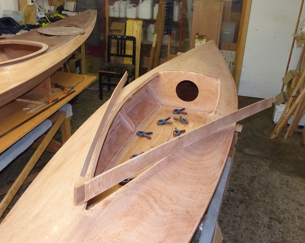 J'ai longuement r&eacute;fl&eacute;chi (et c'est dur !) au positionnement du bloc de sapelli qui r&eacute;unit les deux parties de l'hiloire, car le manuel de construction n'est pas tr&egrave;s explicite sur ce point. J'ai finalement d&eacute;cid&eacute; de le laisser d&eacute;passer d'une dizaine de mm sur la pointe avant de l'ouverture du cockpit : on voit (avec de bons yeux) que j'ai d&eacute;coup&eacute; un petit &eacute;paulement au bas du bloc. J'ai ensuite marqu&eacute; et coup&eacute; &agrave; la bonne longueur les deux c&ocirc;t&eacute;s de l'hiloire et les ai viss&eacute;s sur le bloc. Je viens de faire un montage "&agrave; sec" et m'appr&ecirc;te &agrave; d&eacute;faire les vis, encoller et tout remonter. 