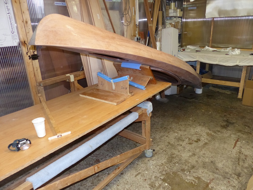 J'ai retourn&eacute; le Wood Duck 12 et l'ai bascul&eacute; vers l'avant car j'en viens au coulage du "massif d'extr&eacute;mit&eacute;" qui doit se loger dans le haut de la pointe avant du Wood Duck 12. Ce bloc d'&eacute;poxy a deux fonctions : tout d'abord il permet de percer de part en part le haut de l'&eacute;trave afin d'installer une poign&eacute;e de portage, et ensuite il renforce le haut de la proue, un des endroits qui prendra le plus de chocs au cours de la vie du kayak. Evidemment, on coulera ensuite un bloc identique en haut de la pointe arri&egrave;re. 