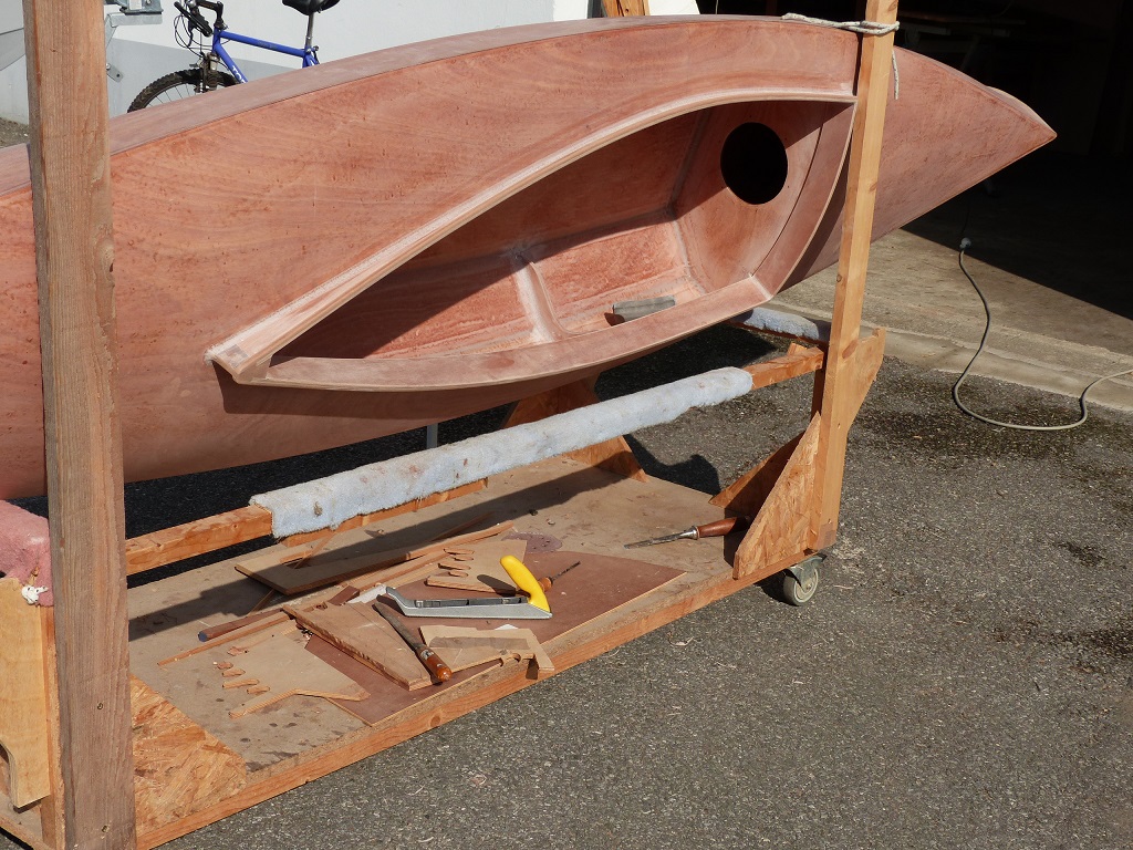 Puis c&ocirc;t&eacute; b&acirc;bord. Cet angle me permet aussi d'inspecter plus facilement l'ext&eacute;rieur du c&ocirc;t&eacute; haut de l'hiloire. Enfin, cette position est une r&eacute;p&eacute;tition pour la fixation des listons, qui est la derni&egrave;re op&eacute;ration qui me reste &agrave; faire sur le Mill Creek 13. Les listons seront point&eacute;s-coll&eacute;s. Les pointes en laiton traverseront les listons, la stratification, le CP du haut du bord&eacute; et viendront se fixer dans la serre bauqui&egrave;re. Je pr&eacute;-percerai les listons en 1.5 mm avant de les mettre en place. Je verrai s'il est n&eacute;cessaire de percer aussi la stratification ou si les pointes arrivent &agrave; passer facilement, car le laiton est mou (je me retiens tr&egrave;s fort pour ne pas faire de comparaisons oiseuses...) 