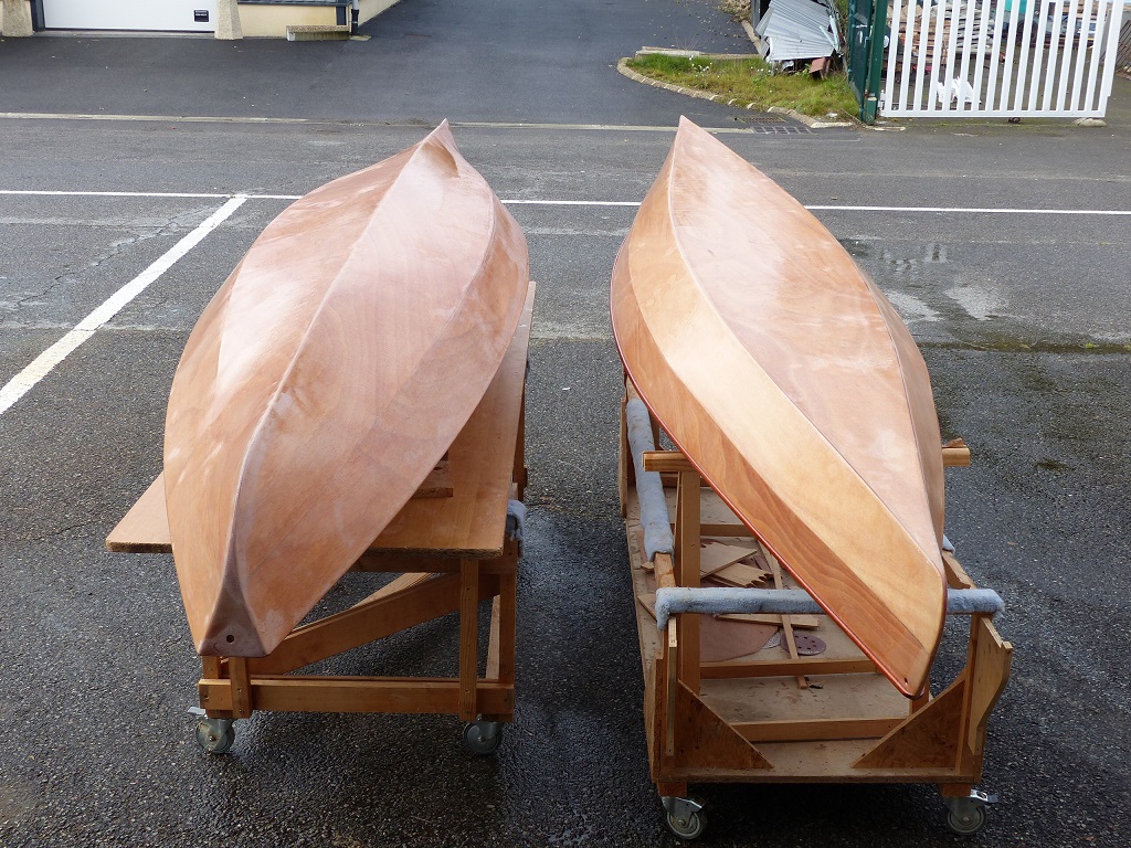 Le lendemain, j'ai retourn&eacute; les deux kayaks afin de faire encore un petit pon&ccedil;age, que je viens de terminer par un d&eacute;poussi&egrave;rage au chiffon humide, car je vais aussi passer une nouvelle couche d'&eacute;poxy sur la coque. Notez que le trou arri&egrave;re du Wood Duck sort au lilieu du tableau arri&egrave;re : un trou transversal aurait &eacute;t&eacute; trop long &agrave; mon avis. 