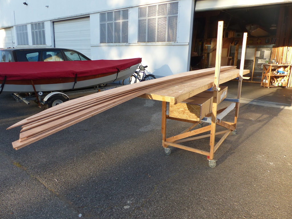 J'ai pass&eacute; deux heures palpitantes &agrave; poncer tous les panneaux de coque (les puristes &eacute;criraient "&eacute;grener"). J'en profite pour rappeler qu'on ne laisse jamais une couche d'&eacute;poxy sans la poncer, sans quoi rien n'accrochera dessus : collage, autre couche d'&eacute;poxy, vernis, peinture, etc.