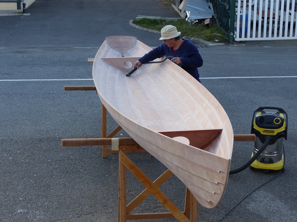 Nous remettons le bateau à l'endroit pour un dépoussiérage soigneux, car la phase suivante est la stratification de la surface intérieure, et toute saleté laissée sera bientôt emprisonnée sous une couche de fibre de verre transparente. 