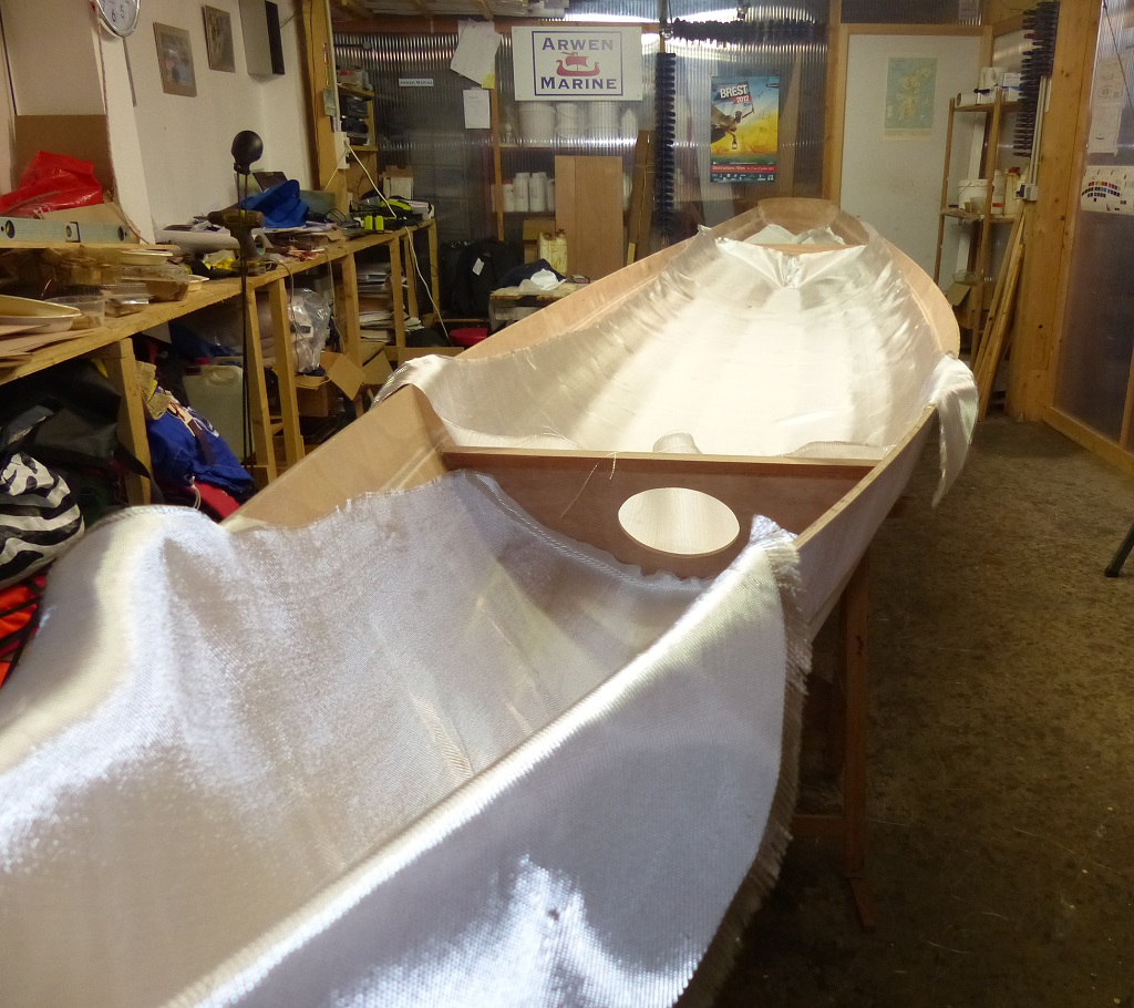 A l'intérieur des compartiments étanches, nous avons croisé deux pièces trapézoïdales avec un fort recouvrement dans l'étrave et dans l'aileron, ce qui renforcera ces zones qui sont les plus exposés. La pièce du compartiment central fait 3.90 m de long ! 