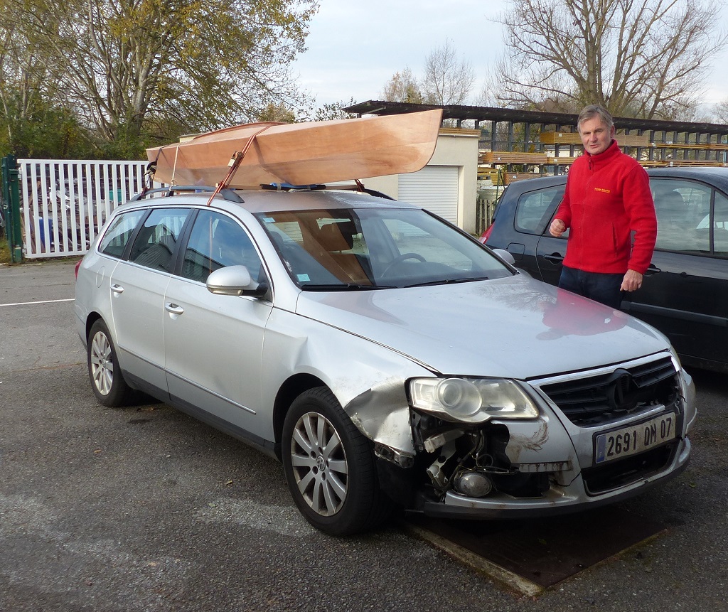 J6: Samedi matin, Il fait -3°C alors que nous chargeons le Wood Duck 12 sur la voiture de Stéphane. Stéphane a percuté deux sangliers en forêt de Compiègne, juste avant d'arriver pour construire son kayak. L'un des sangliers a tapé sur l'angle droit visible ici, et un second sur le centre gauche, sur une surface plus étendue, ce qui a causé moins de casse (la calandre est tout de même défoncée). 