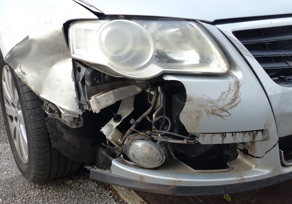 Ce gros plan de l'avant droit de la voiture de Stéphane montre que la queue du sanglier a été "stencilée" sur le bout de bouclier qui reste sous le phare, la boue qui couvrait les poils s'est transférée sur la peinture sous l'impact. Le phare fonctionne encore, à peine desaxé, et le capot n'a rien, par contre le réservoir de lave-glace est pulvérisé.