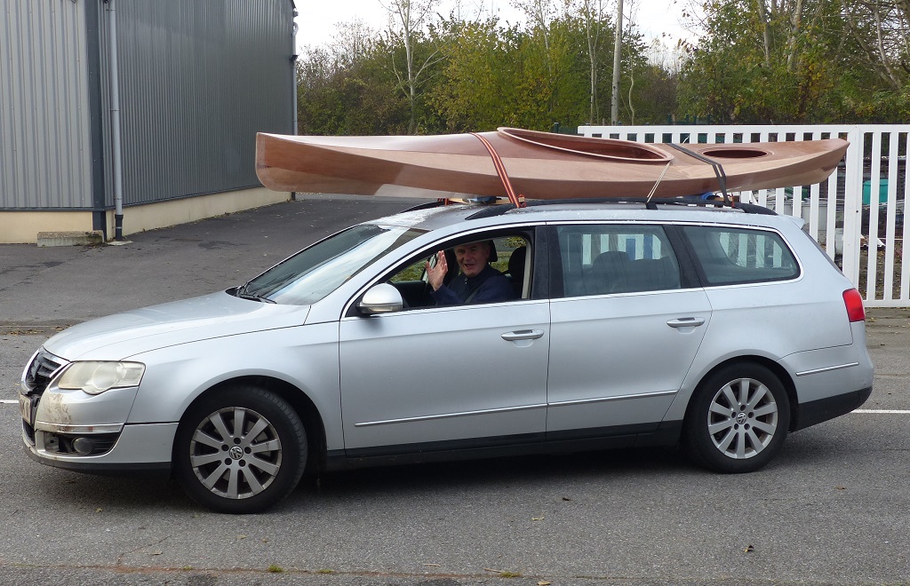 Cette photo montre l'intérêt de la courte longueur du Wood Duck 12, qui le rend très facile à transporter. Stéphane n'a pas de mauvaise rencontre sur le chemin du retour vers l'Ardèche, mais il m'a dit qu'il était presque sourd à l'arrivée car nous avons négligé d'obturer le cockpit et le Wood Duck 12 se transforme en trompe tibétaine dès 70 km/h... C'est ballot car j'ai des bouchons d'hiloire à la bonne taille pour 34.50 € TTC ! 