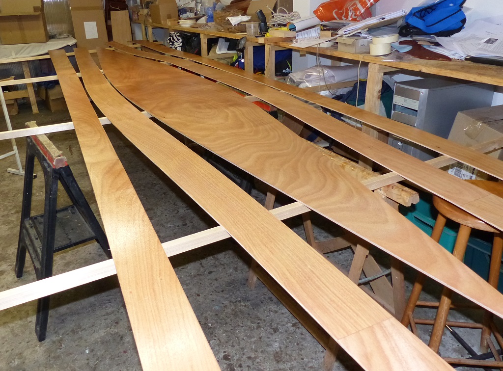 Autre singularit&eacute;, ce grand Mill Creek sera d&eacute;montable en trois sections afin de le rendre plus transportable. Derni&egrave;re caract&eacute;ristique, il sera &eacute;quip&eacute; d'un banc de nage amovible avec si&egrave;ge coulissant. Sur cette photo, je viens de passer une couche d'impr&eacute;gnation &eacute;poxy. 