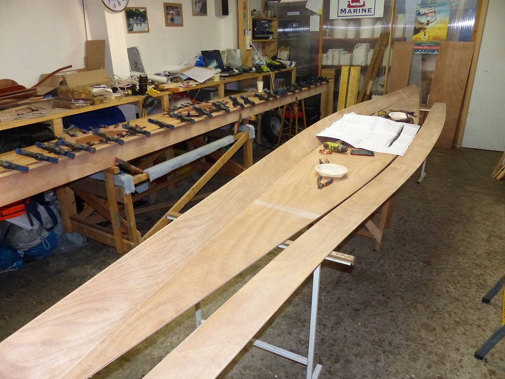 Apr&egrave;s pon&ccedil;age de cette couche d'impr&eacute;gnation, je commence la couture &agrave; l'aide de sutures en fil de cuivre. Comme je l'&eacute;crivais plus haut, les trous des sutures ne sont pas pr&eacute; perc&eacute;s, et je les ai donc faits sur toutes la p&eacute;riph&eacute;rie des deux panneaux de bouchain. Je percerai au vol les trous correspondants dans la sole et les panneaux lat&eacute;raux au fur et &agrave; mersure de l'avance de la couture. 