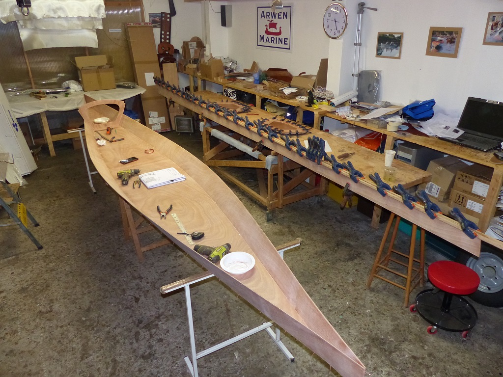 Les panneaux de bouchain sont cousus et je dois m'arr&ecirc;ter pour attendre le durcissement du collage des serres bauqui&egrave;res. On aper&ccedil;oit la cloison avant en place sur le Mill Creek. Je l'ai tr&egrave;s largement ajour&eacute;e car je vais ajouter une cloison de s&eacute;paration une trentaine de cm en arri&egrave;re, sous la pointe de l'hiloire de cockpit dont l'habitabilit&eacute; sera un peu r&eacute;duite au profit du caisson &eacute;tanche avant. 