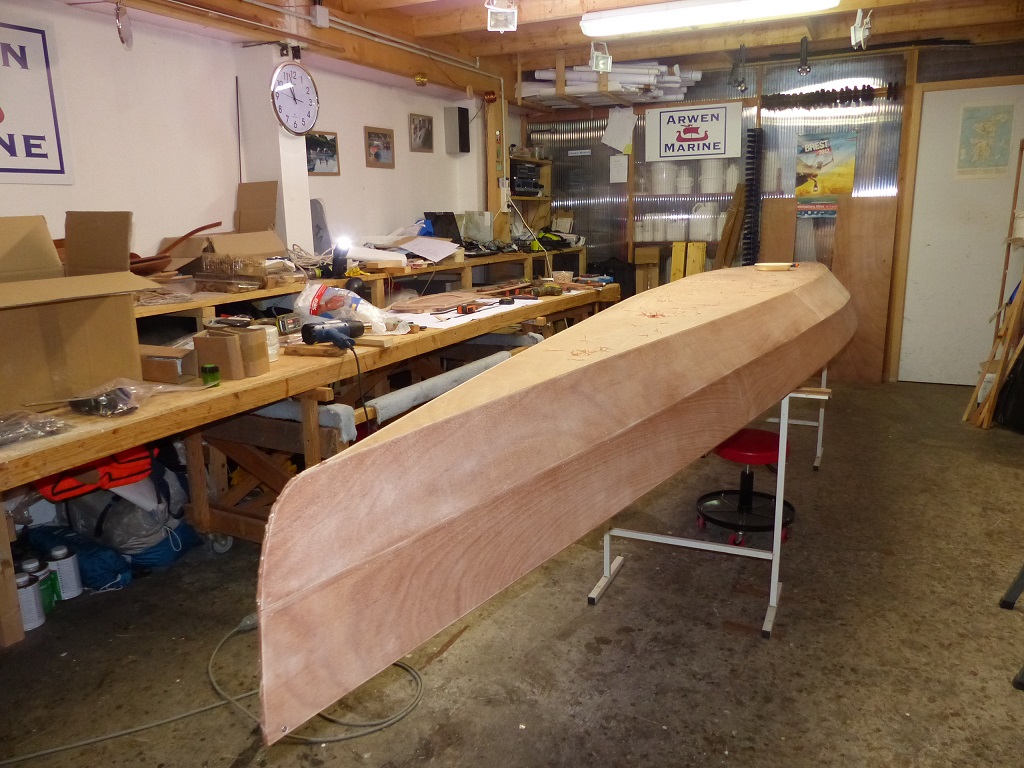 Le lendemain, apr&egrave;s durcissement de ce premier collage, je retourne la coque afin d'extraire les sutures qui ont rempli leur office. Je les ai pr&eacute;alablement coup&eacute;es pendant que la coque &eacute;tait &agrave; l'endroit. 