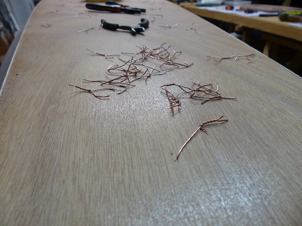 Je m'occupe pendant l'extraction en calculant le nombre de sutures : une tous les 15 centim&egrave;tres que multiplient 4 joints de 5 m&egrave;tres de long, plus celles de l'&eacute;trave et de l'&eacute;tambot, et j'ajoute la TVA et la CSG, ce qui nous donne 140. 