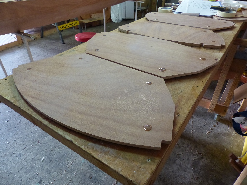 Voici le c&ocirc;t&eacute; "dessus" : on voit que j'ai largement sur-rempli les trous car j'ai observ&eacute; sur des r&eacute;alisations pr&eacute;c&eacute;dentes que le long de la tranche du "tube", le contreplaqu&eacute; absorbe une bonne partie de l'&eacute;poxy coul&eacute;e dans le trou. En toute honn&ecirc;tet&eacute;, je pense aussi qu'une partie de la r&eacute;duction de volume est due &agrave; l'&eacute;clatement de micro bulles d'air dans l'&eacute;poxy. 