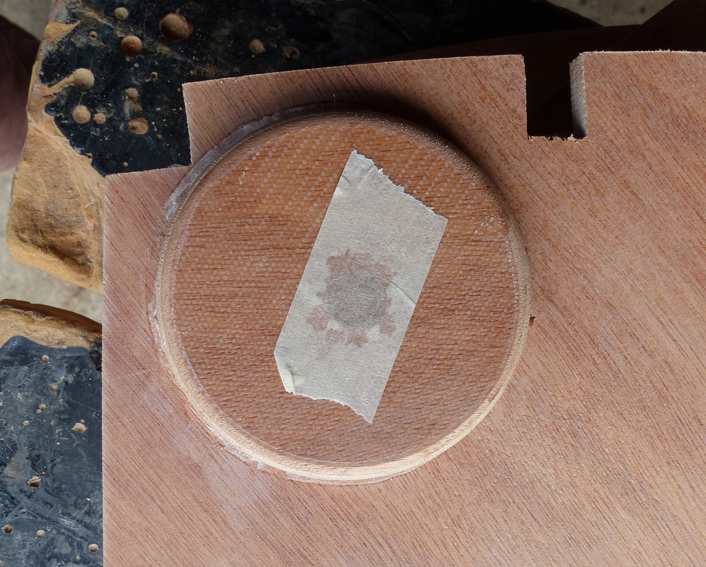 On voit sur ce gros plan de l'une des "pastilles" de la cloison arri&egrave;re comment l'&eacute;poxy a mouill&eacute; la face int&eacute;rieure de l'adh&eacute;sif. 