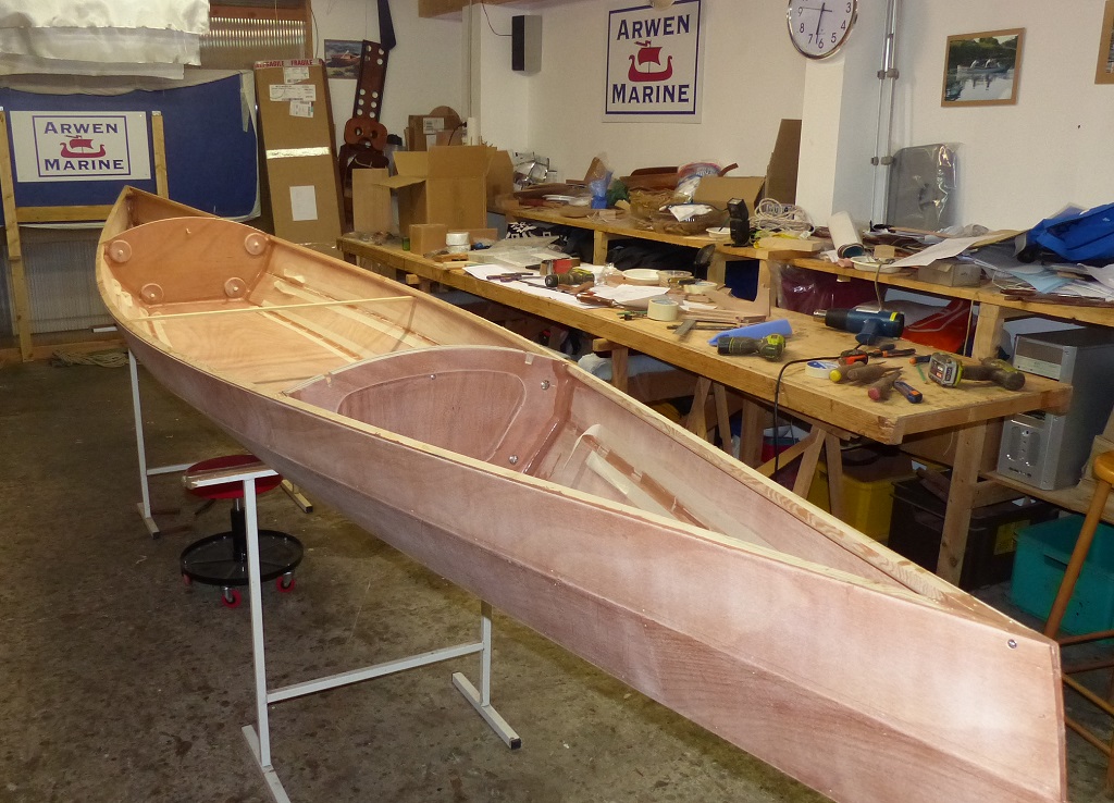 Apr&egrave;s avoir reperc&eacute; les trous des boulons, j'installe les doubles cloisons que j'ai r&eacute;unies par leurs boulons-&eacute;crous en ins&eacute;rant une feuille de film de mousse d'emballage au milieu afin de conserver 2 mm d'&eacute;cartement entre les deux cloisons. Cet espace me permettra, le moment venu, de scier le Mill Creek pour le rendre d&eacute;montable. 