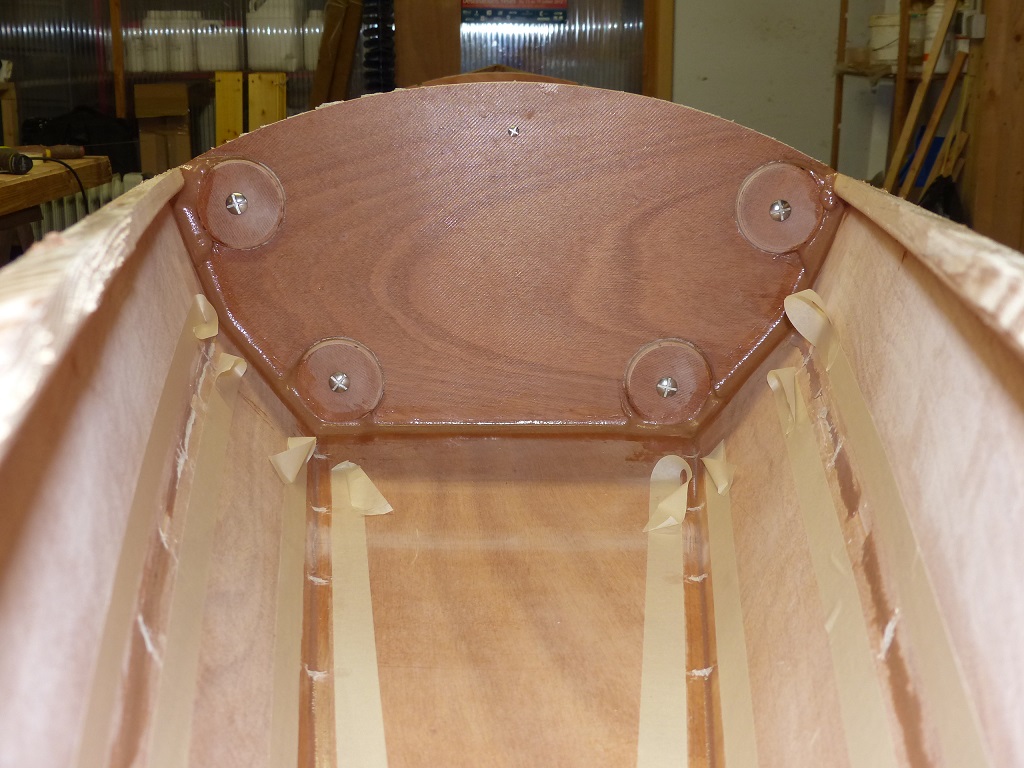 Vue de la cloison avant c&ocirc;t&eacute; caisson : j'avais pos&eacute; les bandes "Gordini" qui m'aideront &agrave; faire des joints nets entre les panneaux avant d'installer les cloisons et je n'ai eu qu'&agrave; les couper et retrousser sur une dizaine de centim&egrave;tres avant d'installer les cloisons.