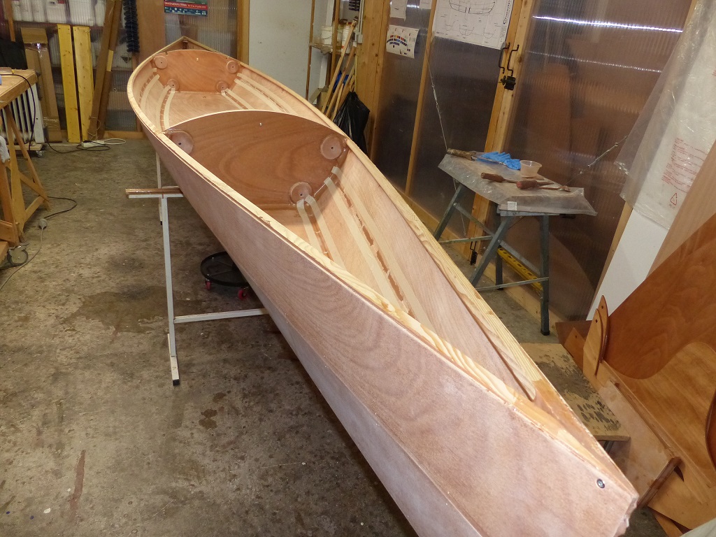 Le lendemain, j'ai remis en place les bouts des bandes "Gordini" jusqu'aux cloisons et je vais maintenant faire les joints. 