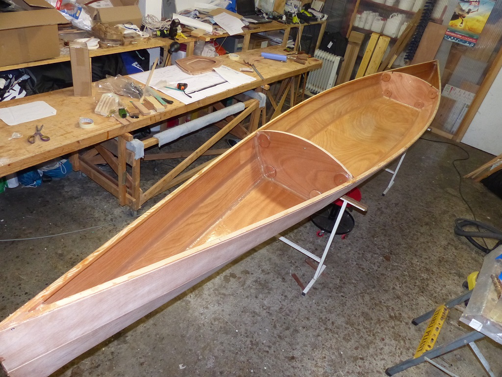 Apr&egrave;s avoir termin&eacute; de saturer la pi&egrave;ce de tissu de verre du cockpit, je repasse une seconde couche d'&eacute;poxy "mouill&eacute; sur mouill&eacute;" que j'&eacute;tends &agrave; l'ensemble de la surface int&eacute;rieure, y compris les serres bauqui&egrave;res. 