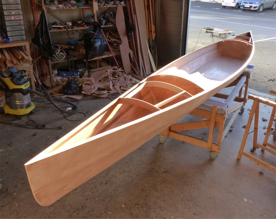 J'ai ensuite install&eacute; une structure pour renforcer le pont autour des trappes d'acc&egrave;s aux compartiments avant et arri&egrave;re, indispensables pour manipuler les vis et &eacute;crous d'assemblage de ce kayak qui sera d&eacute;montable en trois parties. 