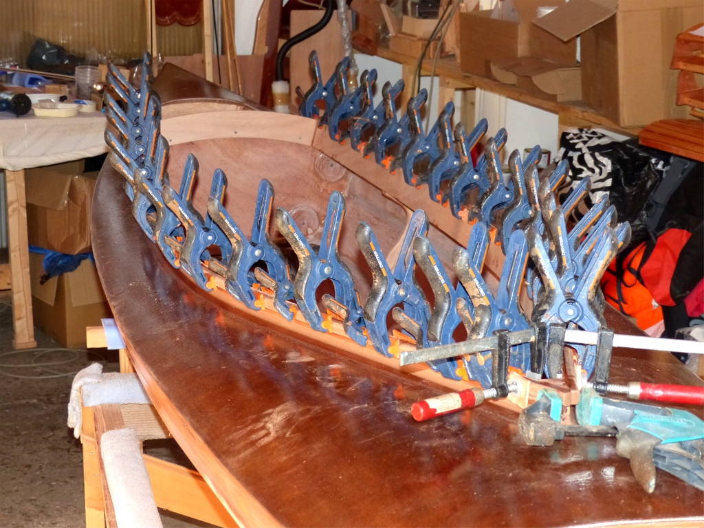 Le lendemain, je colle les deux lattes de sapelli qui renforcent le haut de l'hiloire apr&egrave;s apr&egrave;s arrondi leurs deux ar&ecirc;tes ext&eacute;rieures &agrave; la d&eacute;fonceuse. Suite au prochain &eacute;pisode. 