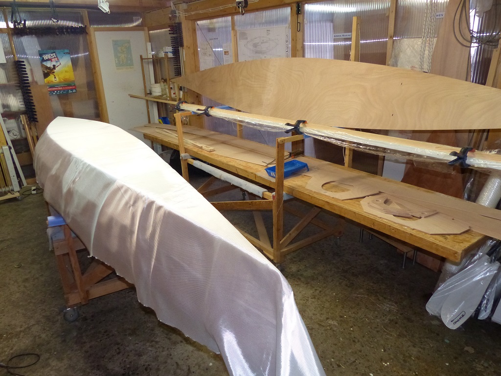 Nous avons drap&eacute; le tissu de verre sur le premier Mill Creek, au premier plan, tandis que nous avons coll&eacute; les joints-puzzle des panneaux de coque de second. En effet, le kit du Mill Creek 16.5 vient d'&ecirc;tre "modernis&eacute;", et les scarfs ont &eacute;t&eacute; tous remplac&eacute;s par des joints-puzzle. Autre am&eacute;lioration significative : tous les trous des sutures sont pr&eacute; perc&eacute;s et les cloisons sont maintenant pourvues d'ergots de positionnement sur la sole. 