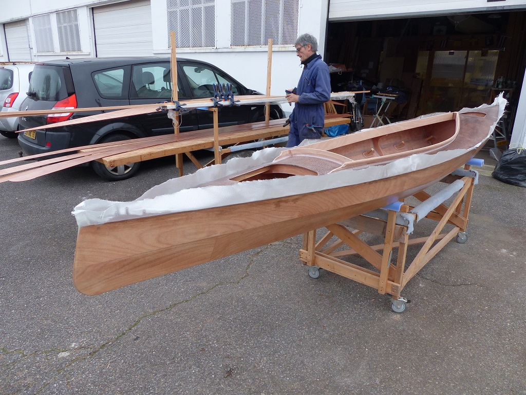 Nous sortons les chariots pour r&eacute;organiser l'atelier en vue de la suite des op&eacute;rations. On voit que je n'ai pas encore coup&eacute; l'exc&eacute;dent de tissu de verre au ras du livet sur le premier Mill Creek. Il me restera ensuite &agrave; poser les listons (qui seront fix&eacute;s &agrave; l'aide de pointes laiton et coll&eacute;s &agrave; l'&eacute;poxy). 