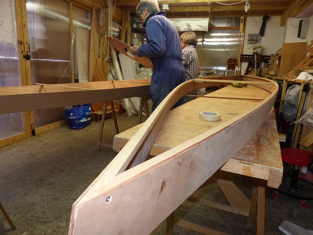 Ce gros plan sur l'extr&eacute;mit&eacute; arri&egrave;re tribord des panneaux lat&eacute;raux montre l'une des deux vis inox qui tiennent le haut de l'&eacute;tambot. 