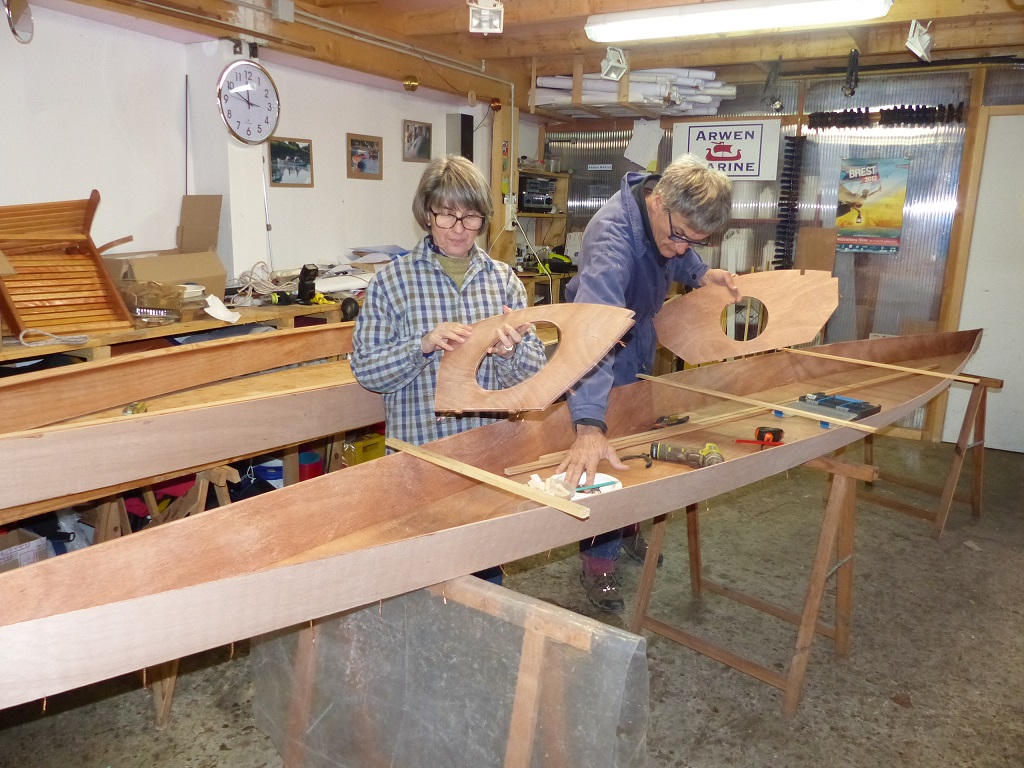 Katia nous a rejoints afin de nous pr&ecirc;ter main forte pour cette journ&eacute;e de couture, toujours la plus spectaculaire dans la construction. Elle est ici occup&eacute;e &agrave; mettre en place les six sutures de la cloison avant, tandis que Pierre s'occupe de la cloison arri&egrave;re. 