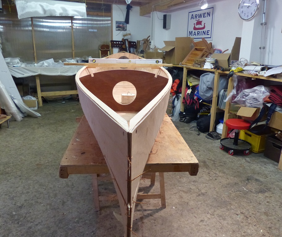 Justice est faite ! Nous avons ensuite v&eacute;rifi&eacute; l'absence de vrillage gr&acirc;ce au niveau &agrave; bulle et allons maintenant encha&icirc;ner avec le collage. 