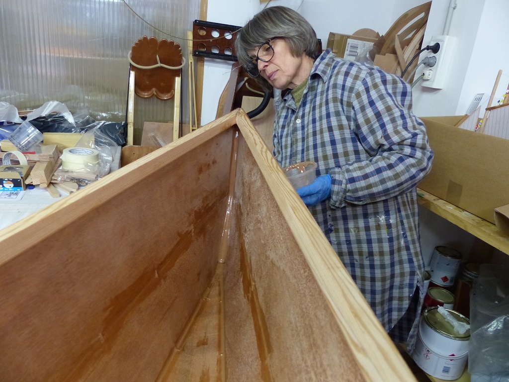 Nous avons coll&eacute; en d&eacute;posant &agrave; la seringue un filet d'&eacute;poxy charg&eacute;e tout le long des joints, sur l'int&eacute;rieur de la coque. Nous chaufferons les sutures pour les lib&eacute;rer de l'&eacute;poxy, puis nous poncerons ces premiers joints afin d'en refaire de plus cons&eacute;quents par-dessus. 