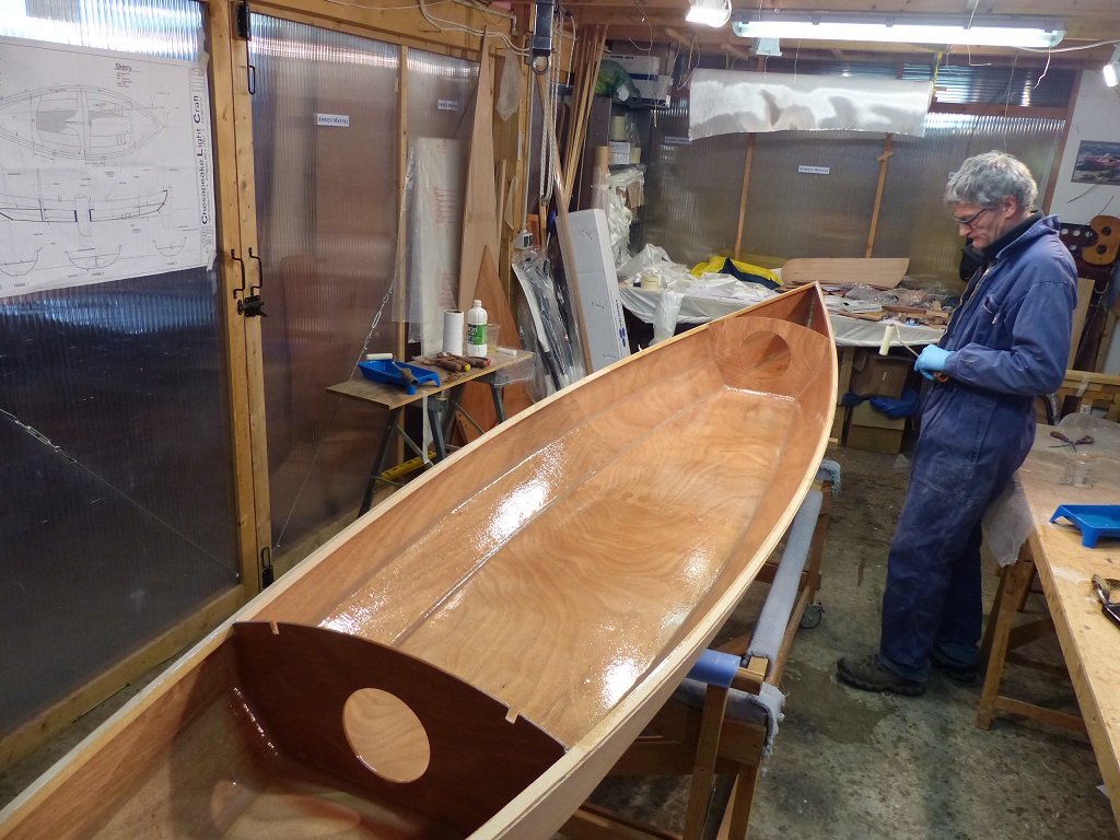 Nous avons ensuite stratifi&eacute; toute la surface int&eacute;rieure du cockpit, tandis que les joints des compartiments avant et arri&egrave;re sont renforc&eacute;s par du ruban de fibre de verre. 