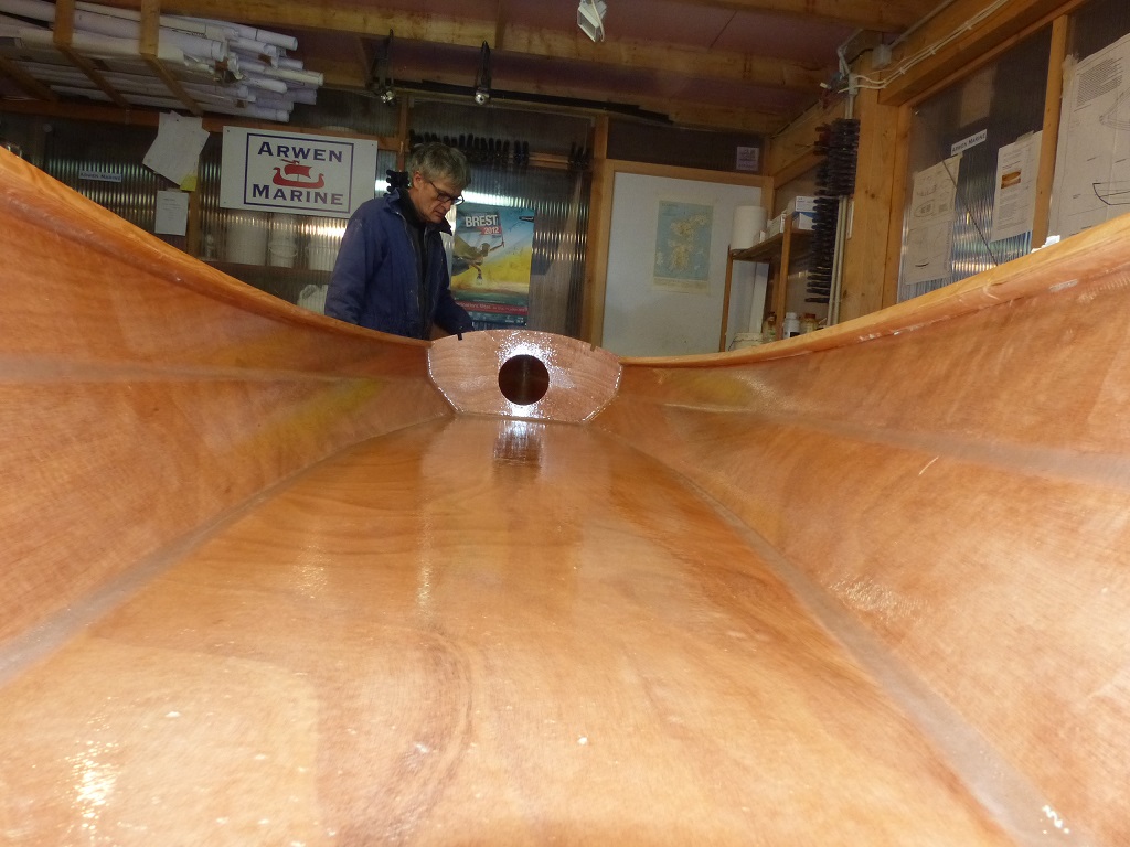 Cette photo prise par l'ouverture de la trappe avant montre la grande longueur du cockpit du Mill Creek 16.5 : 2.70 m ! 