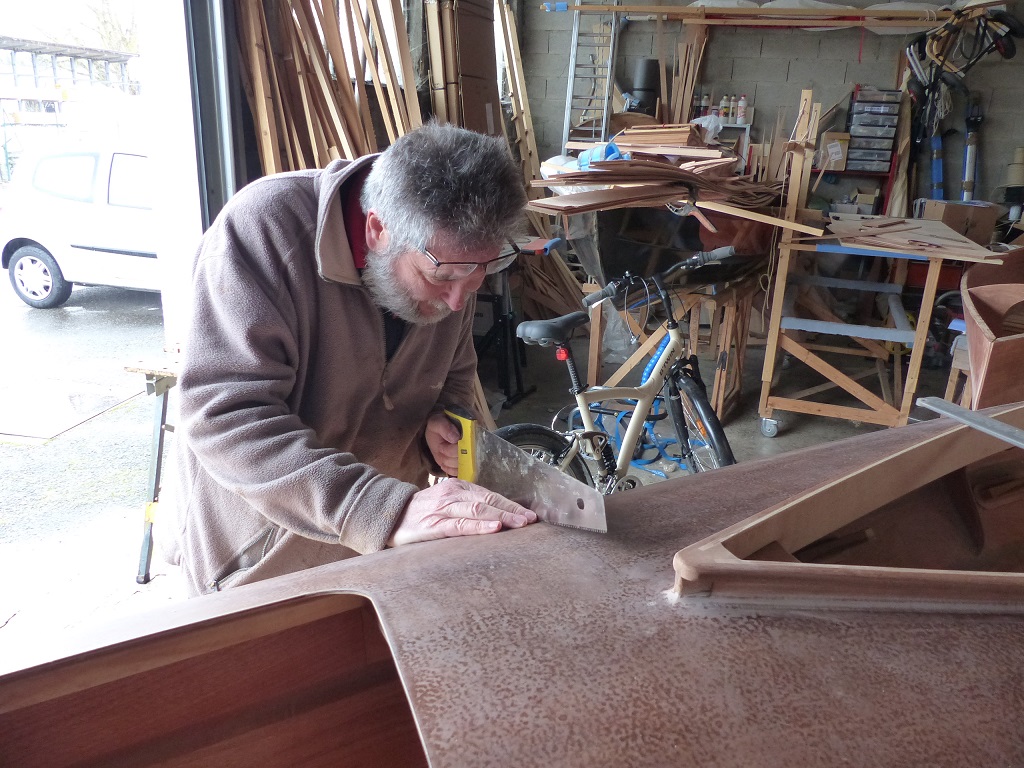 En effet, le temps est venu de couper le premier Mill Creek en trois sections afin de le rendre d&eacute;montable. Je vais donc maintenant le scier en esp&eacute;rant que les marques que j'ai faites sont bien positionn&eacute;es sur le milieu du "sandwich" constitu&eacute; par chacune des doubles cloisons ! 