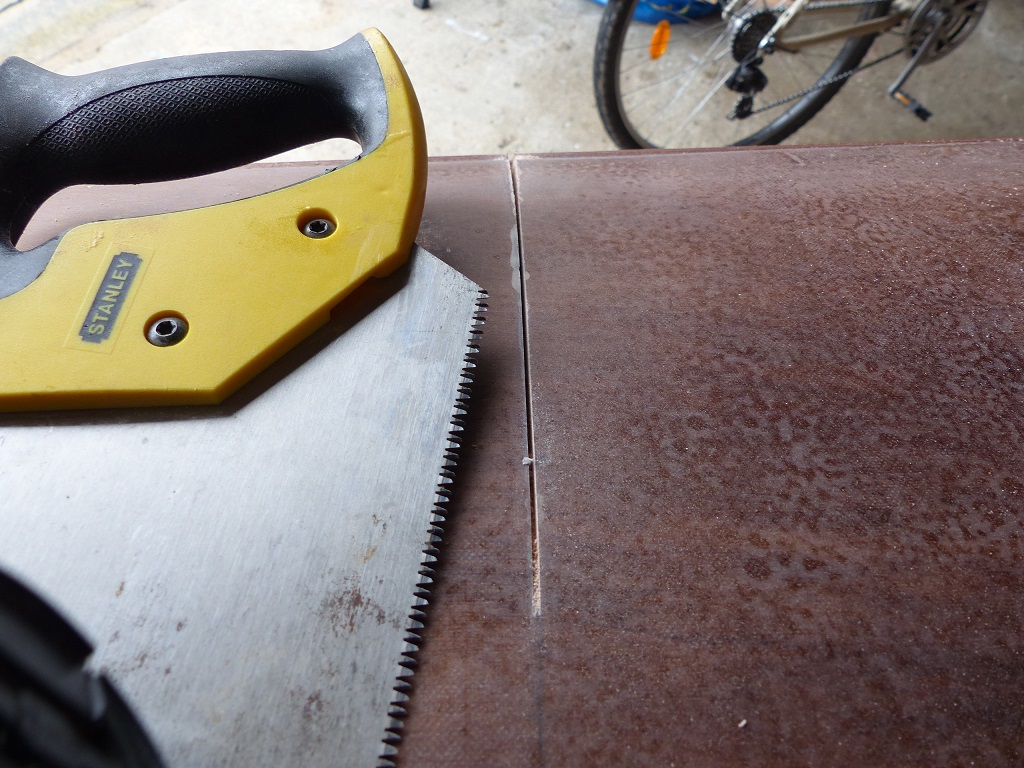 Ce gros plan montre que la stratification se d&eacute;lamine sur quelques millim&egrave;tres le long du trait de scie. Je me suis aper&ccedil;u plus tard que l'on arrive &agrave; "remouiller" le bord suffisamment pour que l'&eacute;poxy r&eacute;occupe l'espace par capillarit&eacute;. 