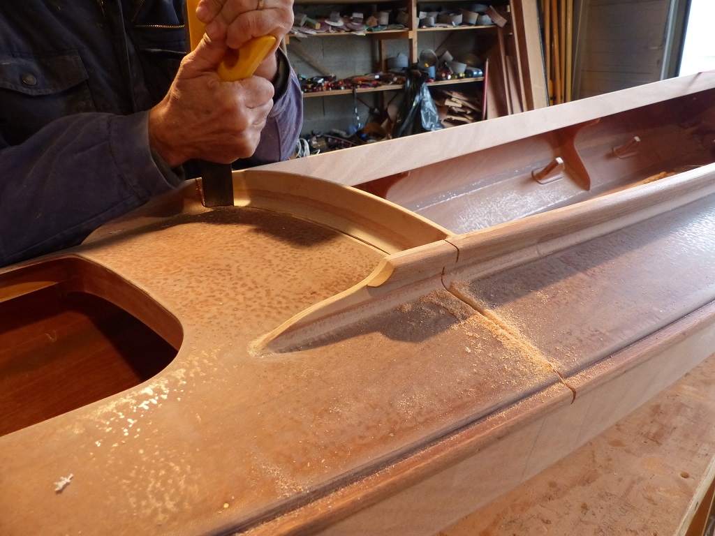 Le centre de mon "sandwich" est constitu&eacute; d'un film mouss&eacute; de 1 mm d'&eacute;paisseur et je m'aper&ccedil;ois que c'est trop fin pour que la scie puisse passer librement. Du coup, j'entame un peu les cloisons sur leur pourtour. Heureusement, ce sera facilement r&eacute;par&eacute; en enduisant l&eacute;g&egrave;rement les bords entam&eacute;s. 