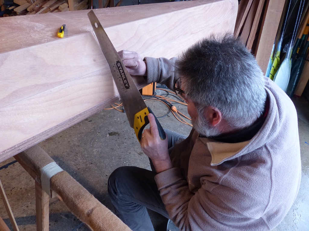 Une fois le pont coup&eacute; jusqu'aux listons et serres bauqui&egrave;res inclus, nous retournons le kayak et poursuivons la coupe sur les panneaux lat&eacute;raux puis la sole. 