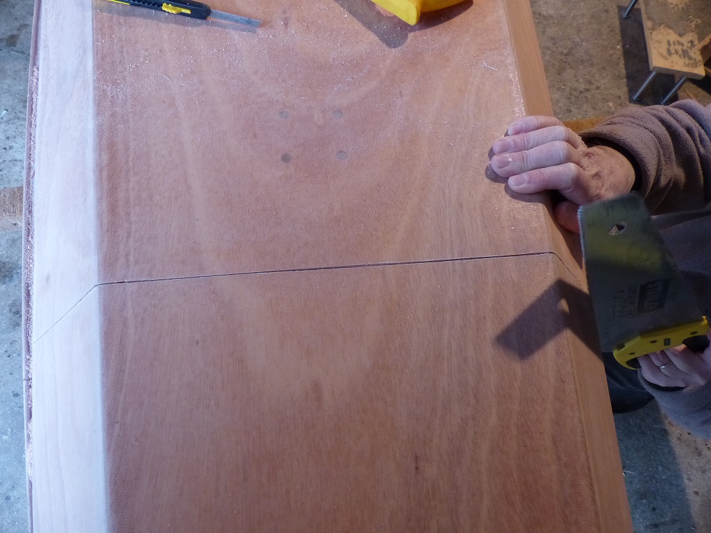 J'utilise le cutter visible en haut de l'image pour "sonder" d&egrave;s que la d&eacute;coupe est assez profonde pour avoir coup&eacute; la fibre de verre et les 4 mm de contreplaqu&eacute; de la coque (6 mm pour la sole). Si la lame du cutter rentre, je suis assur&eacute; que la coupe est bien sur l'espace entre les deux cloisons (&agrave; la bonne heure !) 