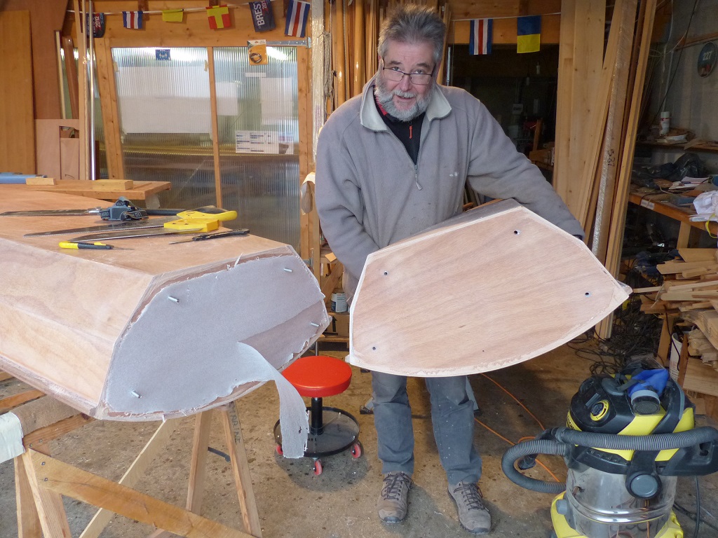 Le moment venu, nous enlevons les quatre &eacute;crous &agrave; oreilles et d&eacute;tachons la section avant qui ne tenait plus que par quelques bribes de colle. Cette s&eacute;quence est visible sur la vid&eacute;o film&eacute;e par Pierre. Notez le film de mousse sacrificiel, dont j'ai d&eacute;j&agrave; &eacute;crit ci-dessus qu'il est trop fin pour remplir correctement son office. Un joint n&eacute;opr&egrave;ne le remplacera sur le bateau fini. 