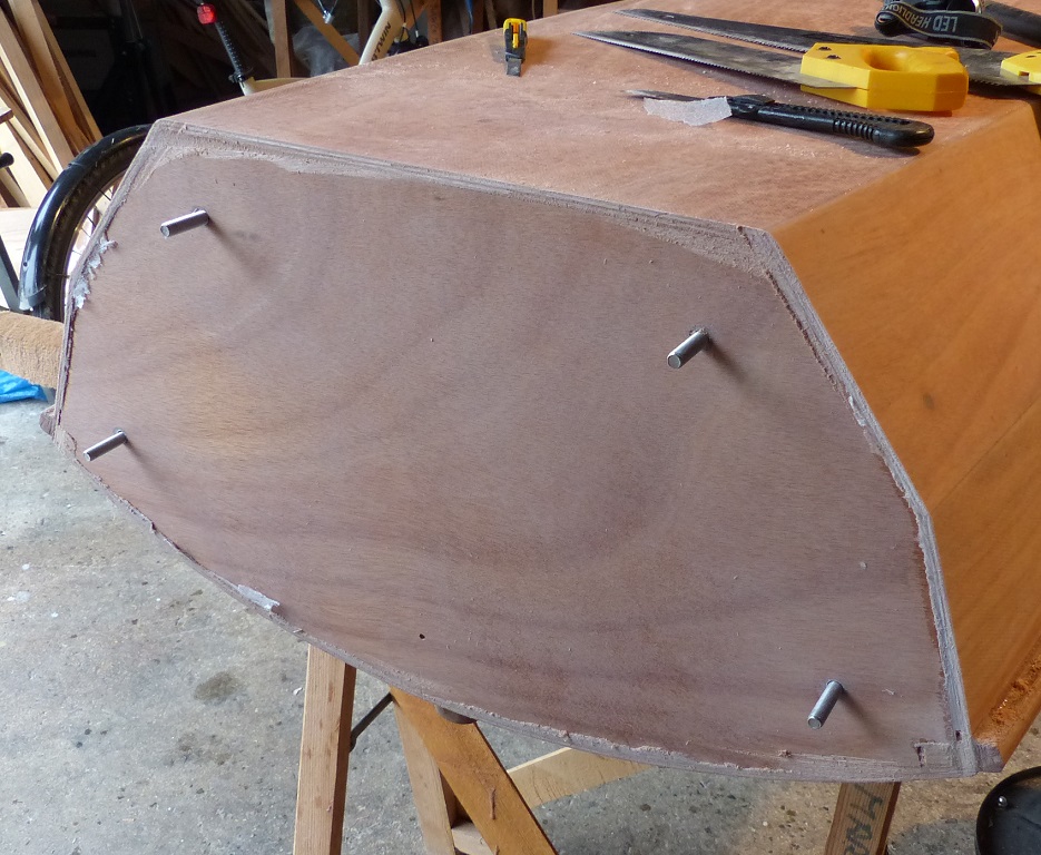 Ce gros plan montre bien que la scie a l&eacute;g&egrave;rement entam&eacute; le bas de la cloison (en haut sur l'image), mais globalement, je suis assez content du r&eacute;sultat ! 