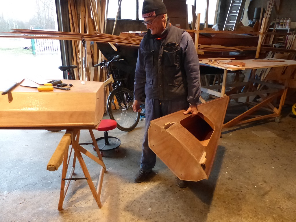 Nous terminons la coupe sur le joint arri&egrave;re, qui se s&eacute;pare &eacute;galement de bonne gr&acirc;ce : une bonne chose de faite ! 